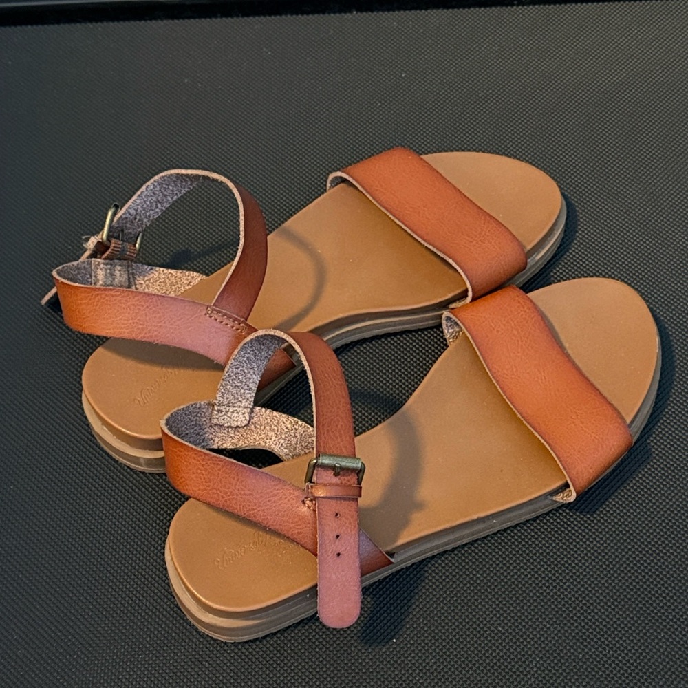 Universal Thread Size 7 Brown Two-Strap Slide Sandal